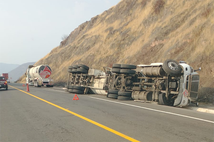 Accidente de pipa de Pemex en la carretera Siglo XXI, conductor ileso