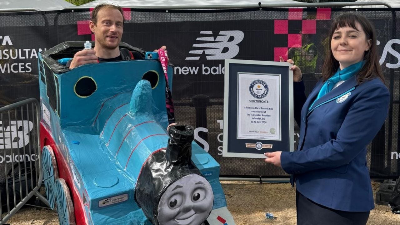 Aficionado logra récord Guinness corriendo el Maratón de Londres disfrazado de tren