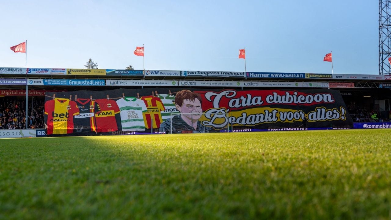 Aficionados honran a la mujer que lavó uniformes del Go Ahead Eagles