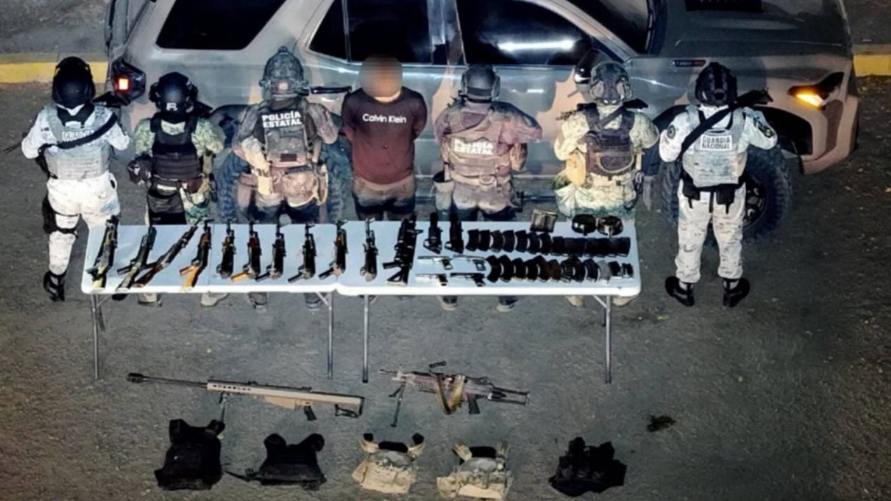 Aseguran 17 armas y cinco vehículos en operativo en Sinaloa
