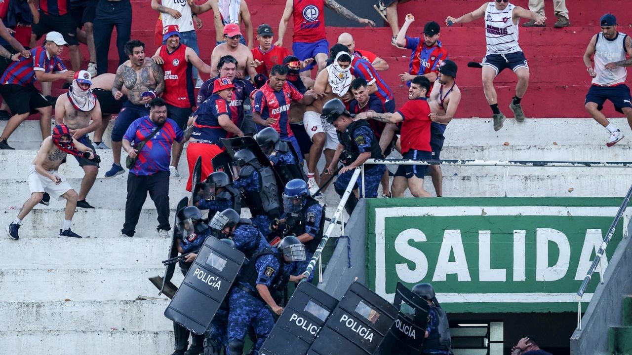 Clásico de fútbol en Paraguay suspendido por violentos enfrentamientos