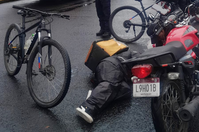 Colisión entre camión y motocicleta en Morelia deja repartidora herida