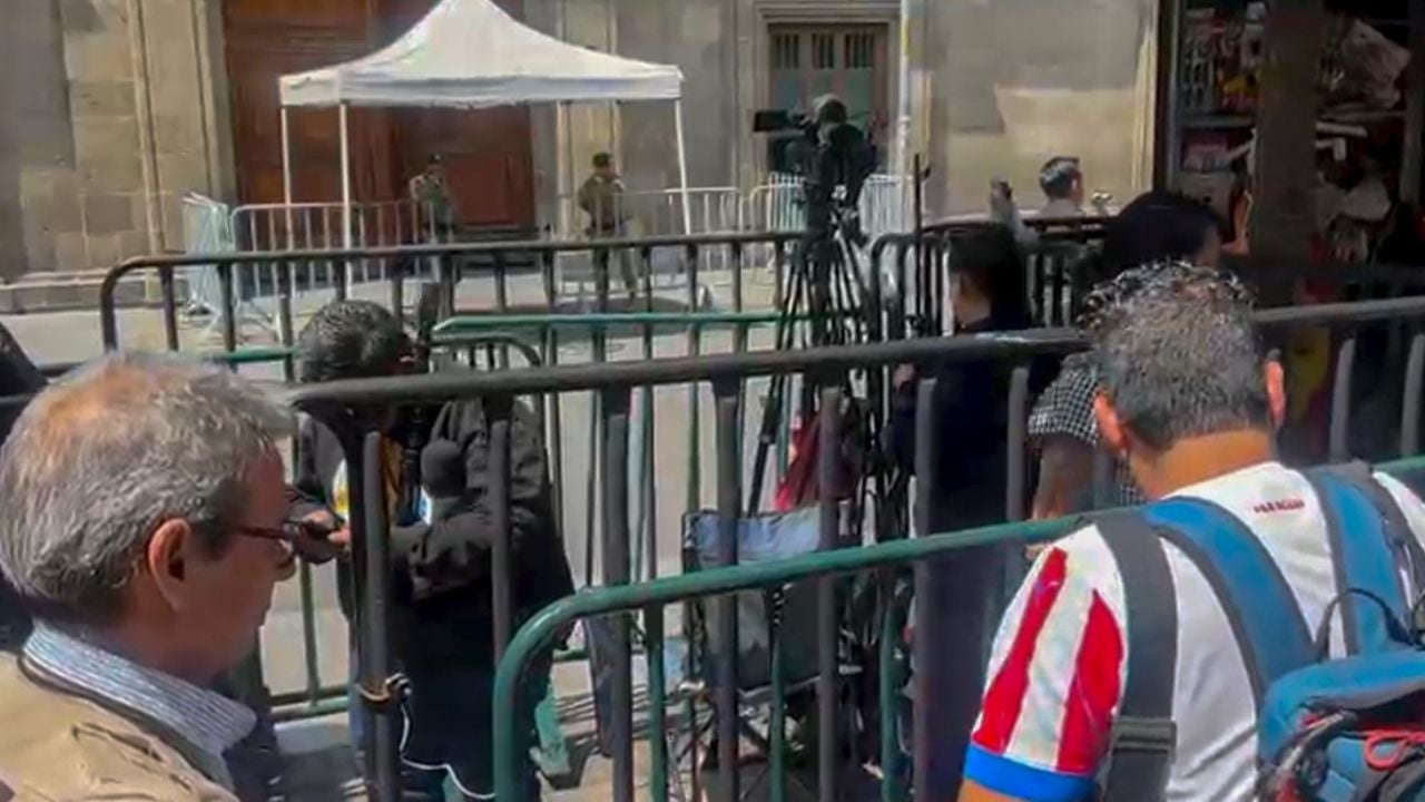 Comerciantes atacan y amenazan a periodistas frente a Palacio Nacional en Ciudad de México
