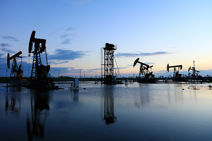 Crudo WTI alcanza cerca de 90 dólares tras ataques en Ormuz