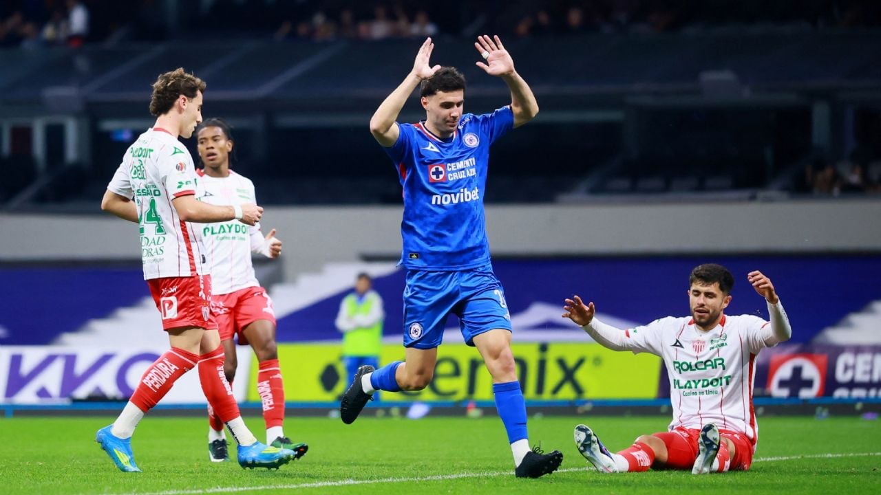 Cruz Azul arrasa a Necaxa y se lleva un millón por su vuelta al Azteca