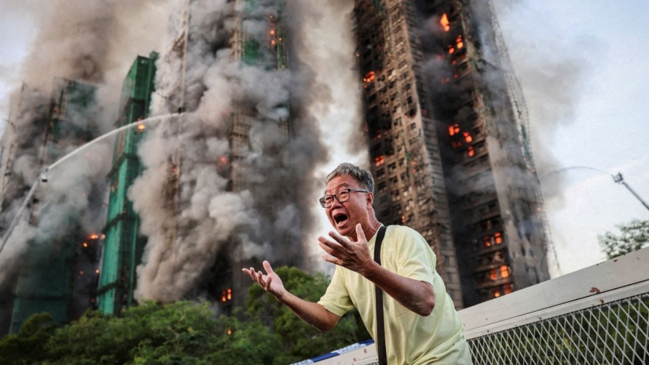 Damnificados regresan a las ruinas de edificios tras incendio en Hong Kong