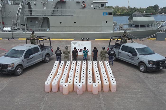 Desmantelan embarcación con 103 bidones de huachicol en Lázaro Cárdenas