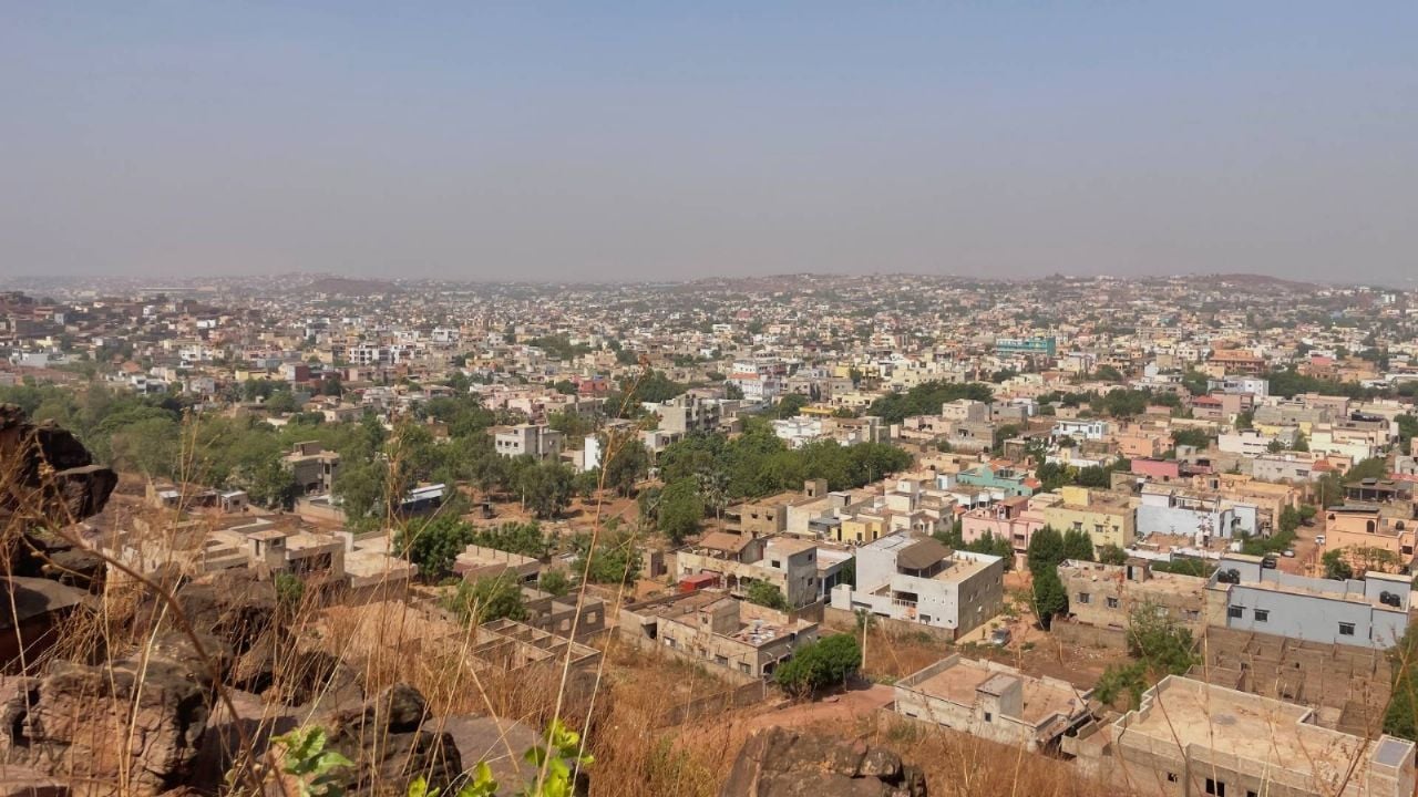 Despliegan ataques coordinados con disparos y explosiones en distintas regiones de Mali