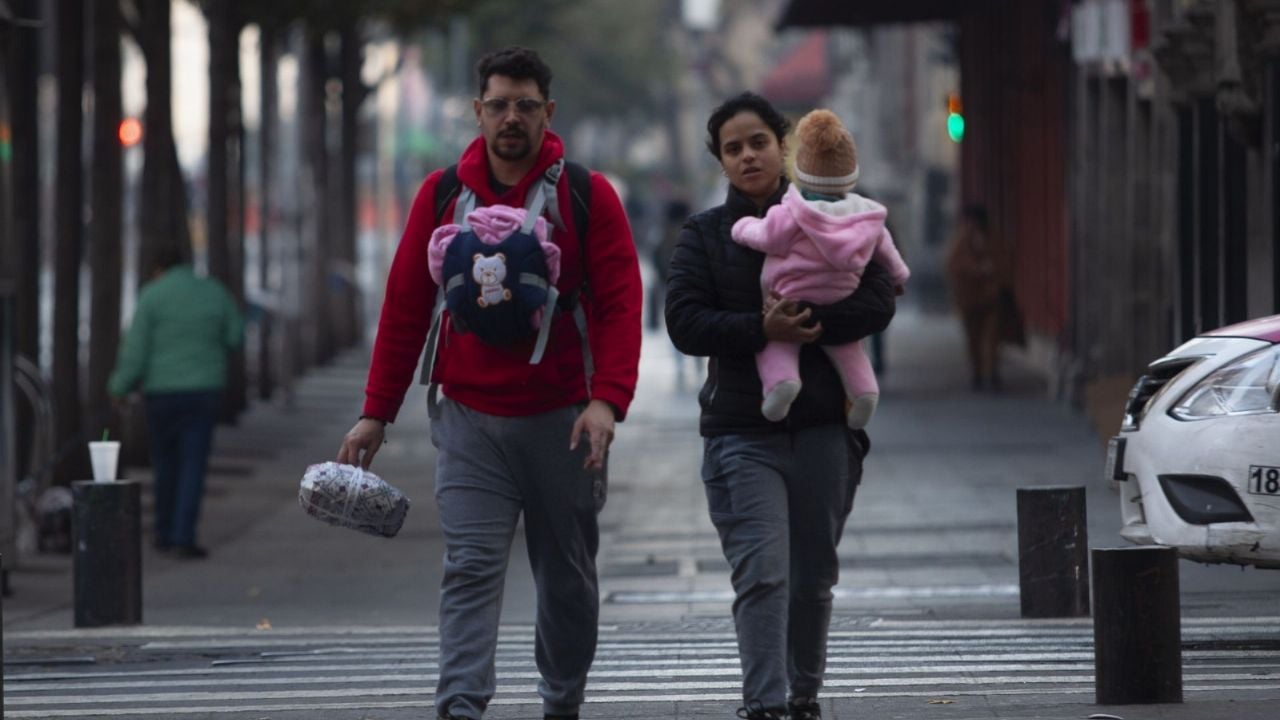 Disminuye la independencia juvenil en México: solo 16.9% abandonó el hogar antes de 18 años.