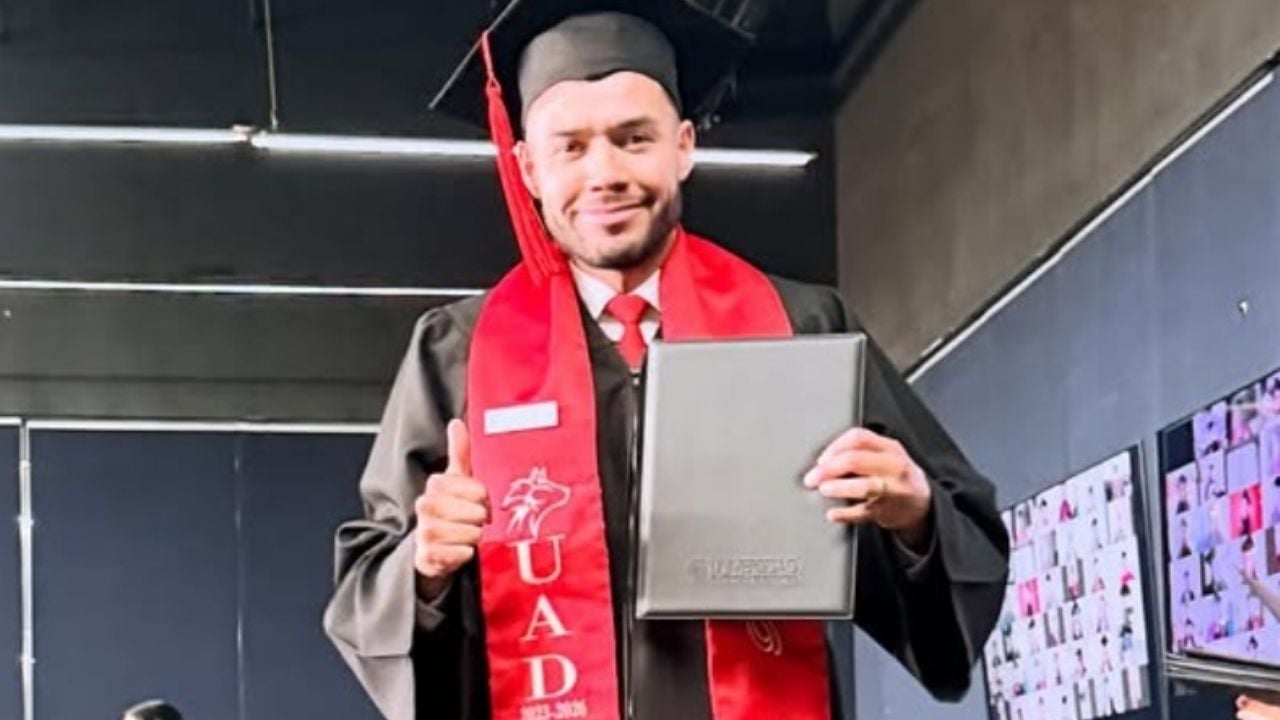 El árbitro 'Gato' Ortiz comparte orgulloso su título en Psicología