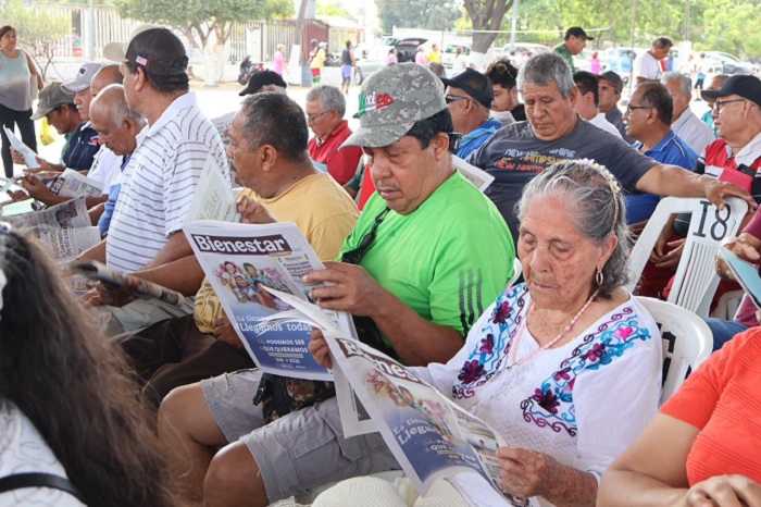 Entrega de tarjetas Bienestar para Adultos Mayores en Lázaro Cárdenas.