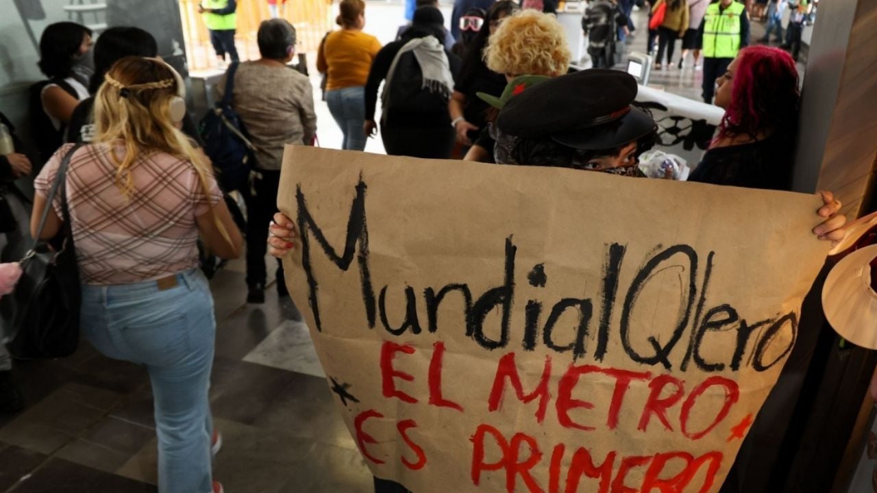 Estudiantes de la Universidad protestan en la Línea 3 del Metro en Ciudad de México