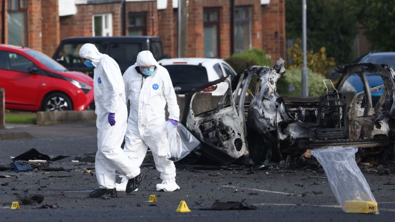 Explosión de coche bomba cerca de comisaría en Irlanda del Norte sin víctimas.