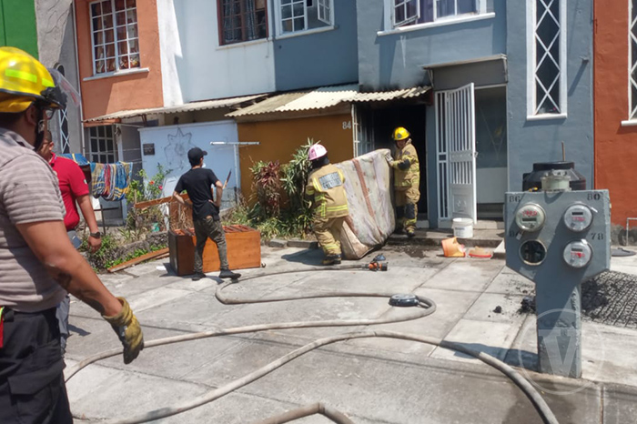 Fuego devastador en vivienda de Uruapan activa respuesta de emergencias