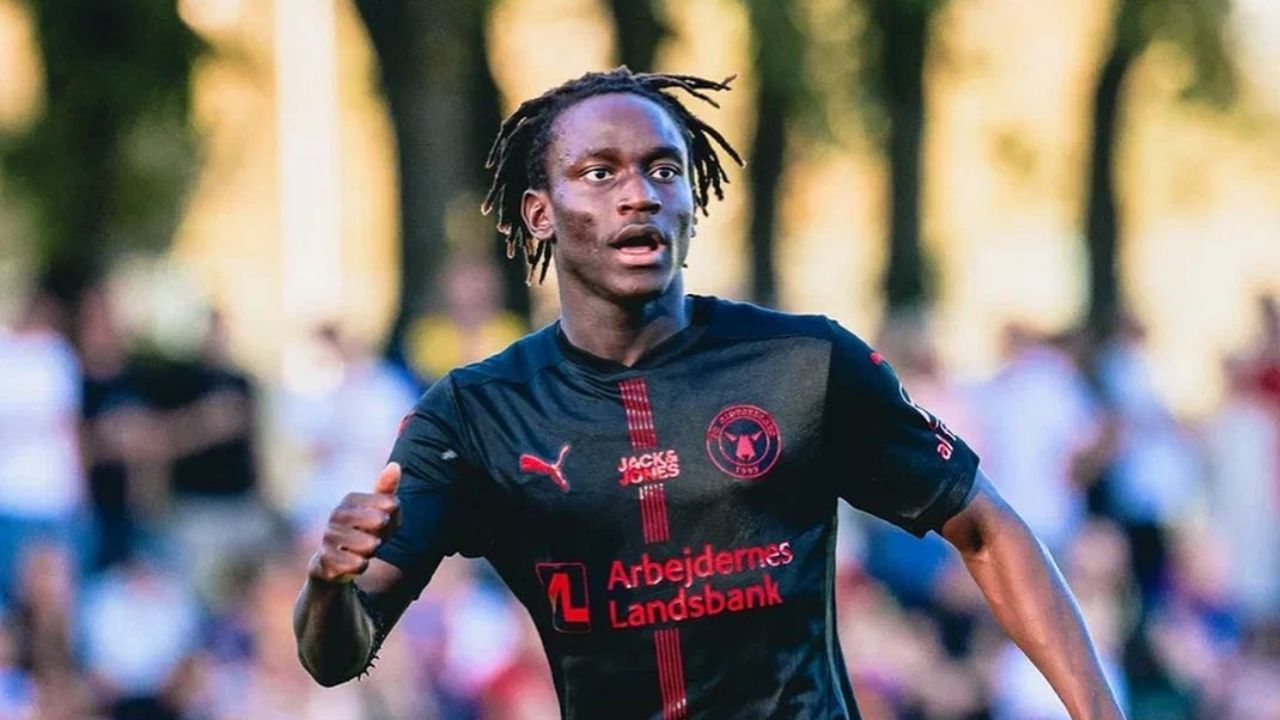 Futbolista africano de 19 años apuñalado; se recupera tras coma inducido.