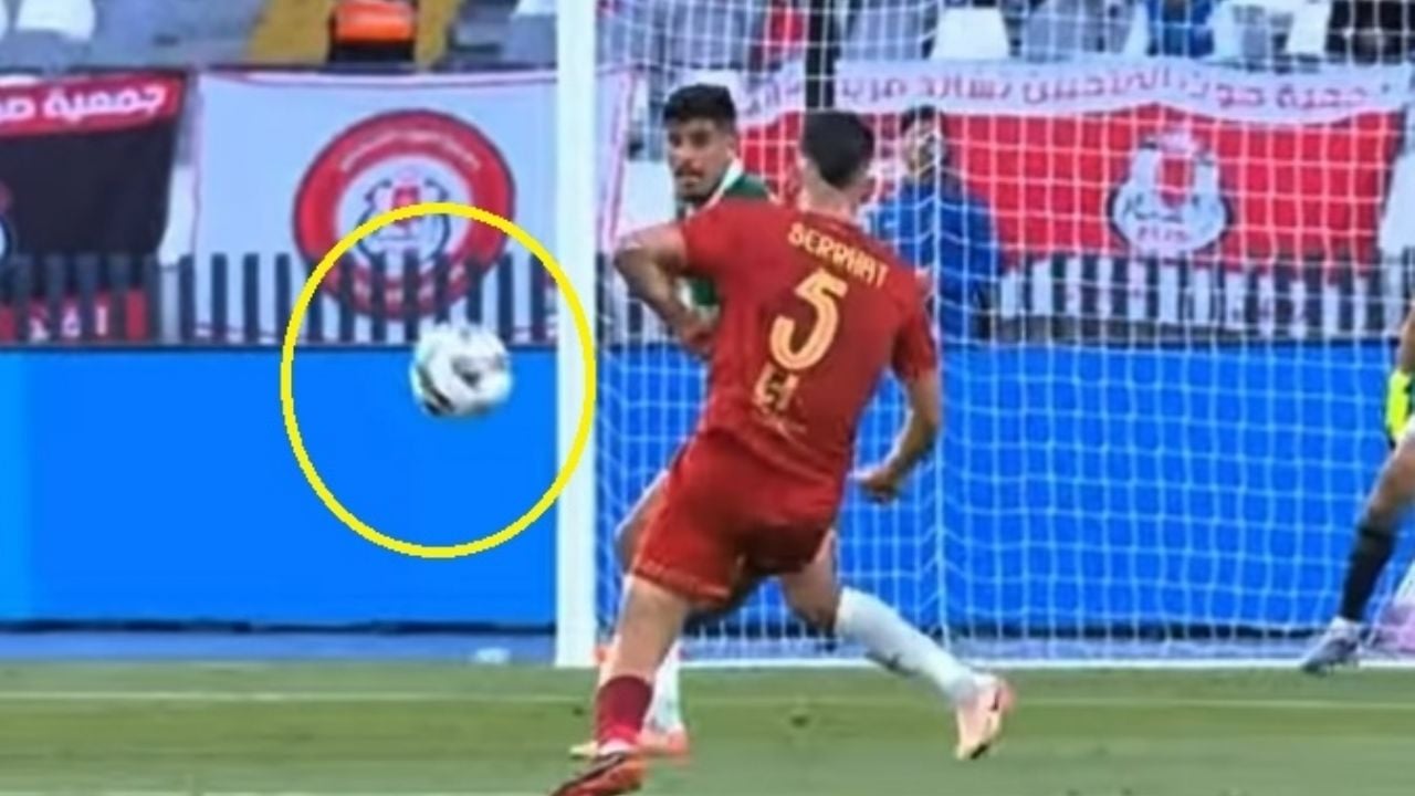 Futbolista anota un golazo de tres dedos que podría ganar el Puskas