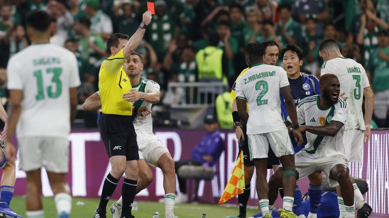Futbolista del Al-Ahli asesta potente cabezazo en la Final de la Champions Asiática