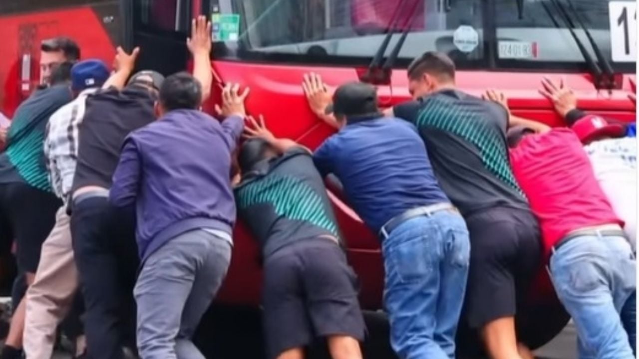 Futbolistas de La Paz ayudan a despejar Metrobús en la CDMX