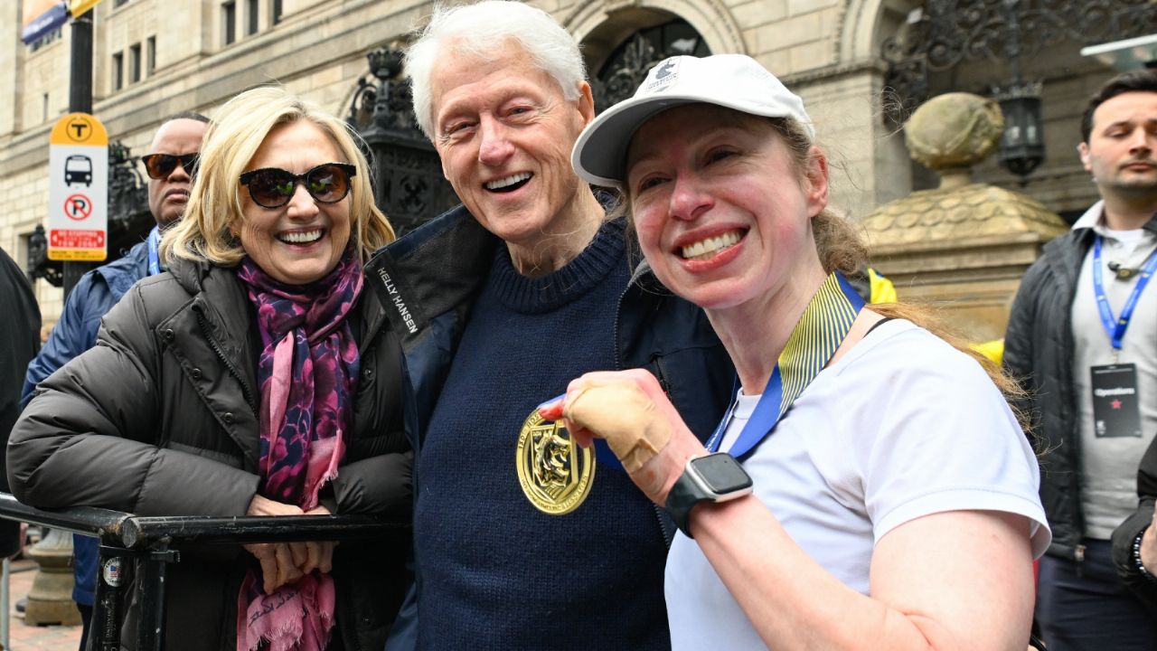 Hija de Bill Clinton completa el Maratón de Boston con un seudónimo