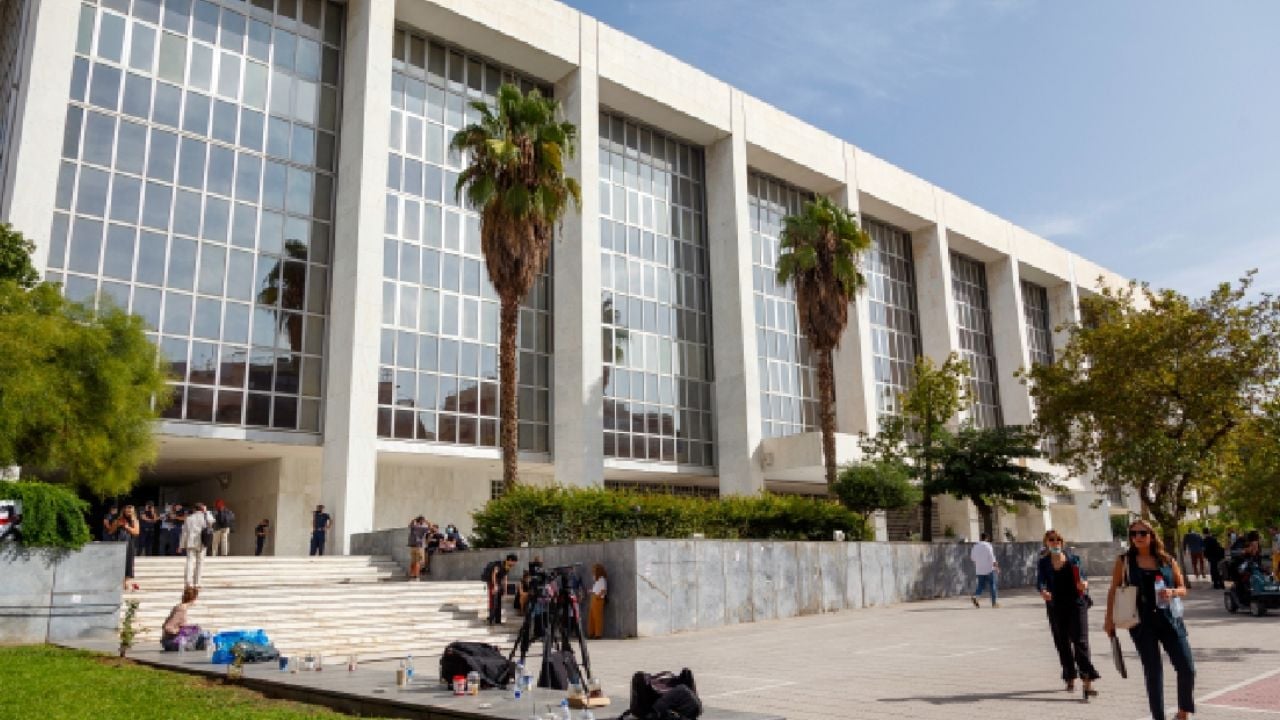 Hombre de 89 años dispara en oficinas públicas de Atenas, dejando cinco heridos