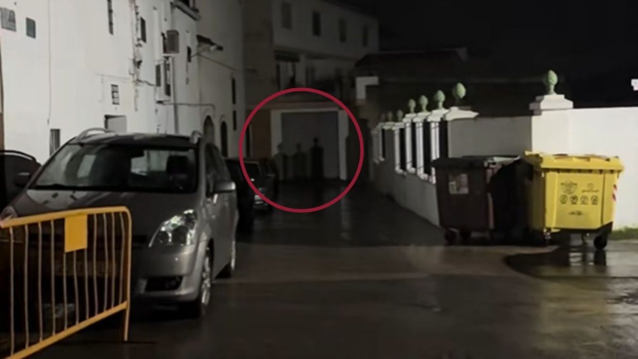 Hombre pasea a su perro y graba sombras inquietantes afuera de su casa