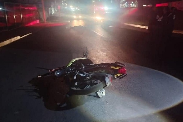 Hombre pierde la vida tras accidente de moto en Uruapan, Michoacán