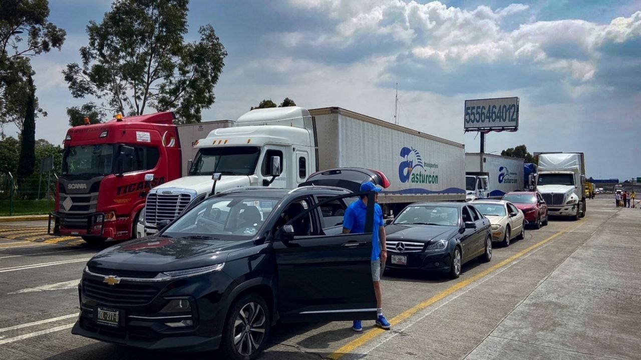 Incendian camiones de carga en la autopista México-Puebla por disputa sindical