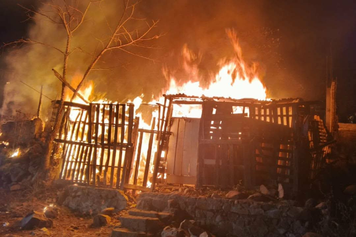 Incendio consume dos casas de madera en Cumbres del Quinceo, Morelia