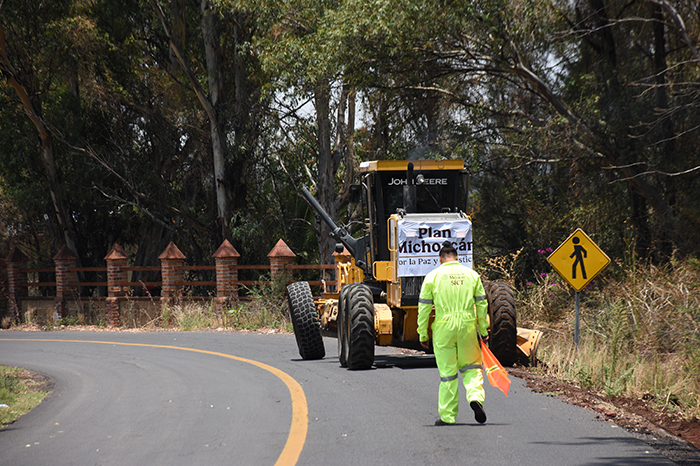 Inicia reconstrucción de caminos rurales en municipios de Michoacán