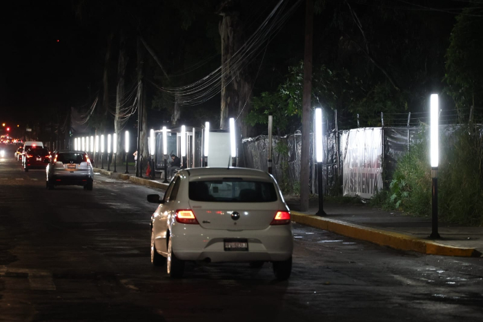 Instalan 66 luminarias en banqueta de la Ventura Puente en Morelia
