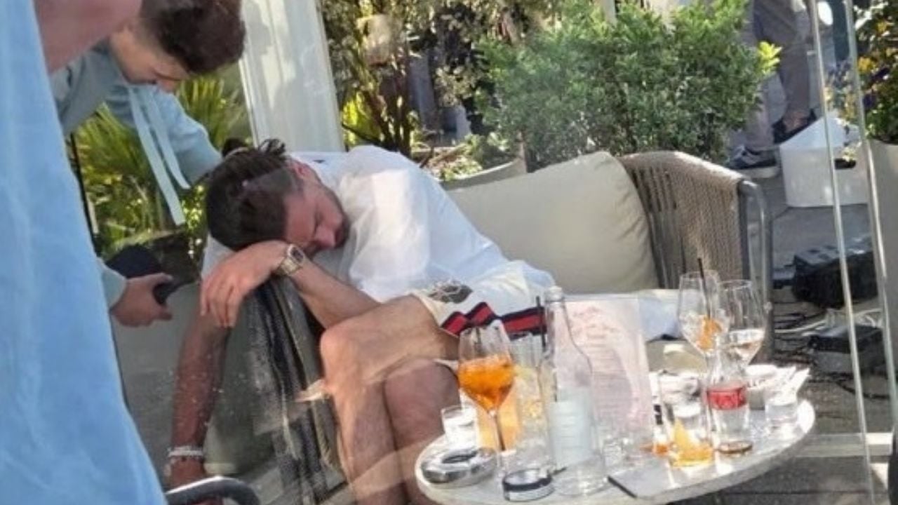 Jack Grealish fue filmado dormido en un bar de Manchester