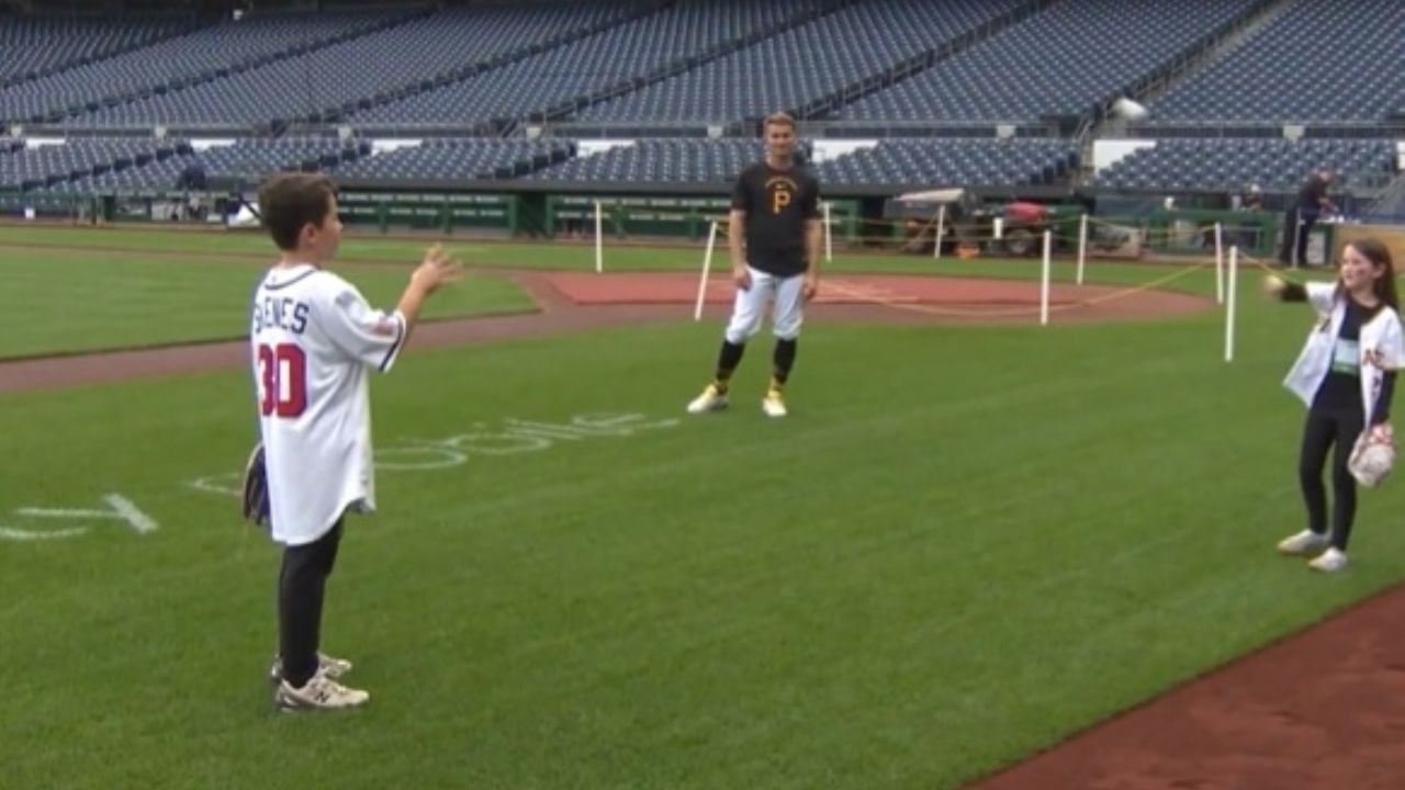 Jugador de Pirates sorprende a niña fanática con un inolvidable gesto