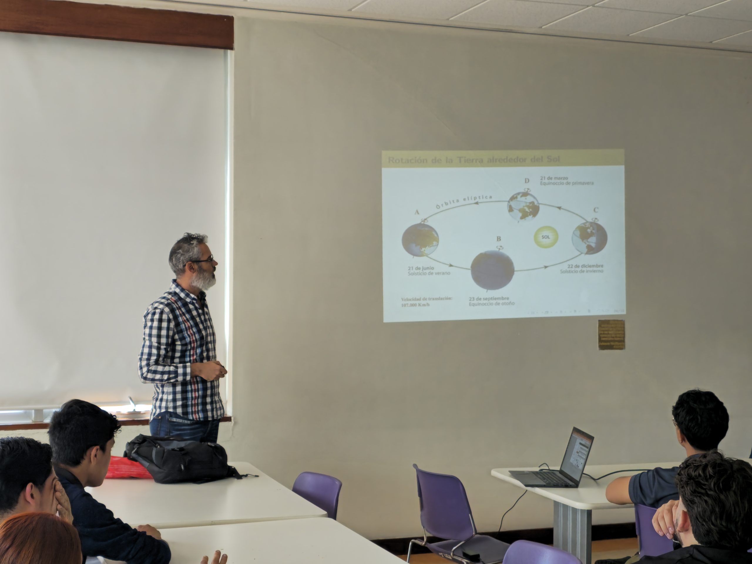 La Biblioteca Central Estatal de [Ciudad/Estado] presenta la exposición "Leer el Cielo"