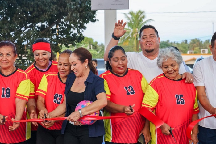 Manuel Esquivel inaugura techumbre en cancha de El Habillal, Lázaro Cárdenas