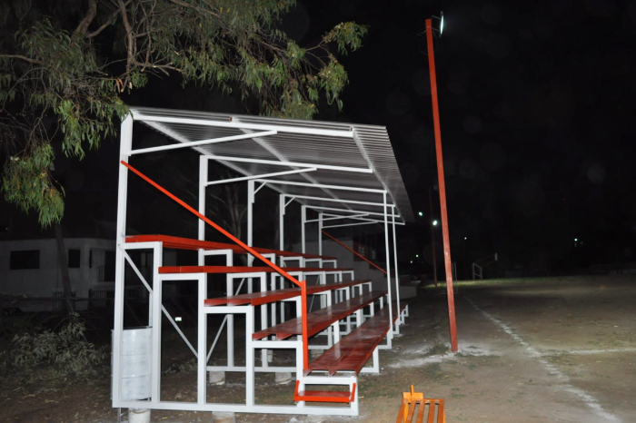 Mejoran infraestructura deportiva en Zurumbeneo con instalación de nuevas gradas