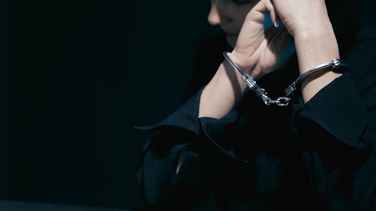 Menor arrestado en París por hackear organismo público y vender datos personales