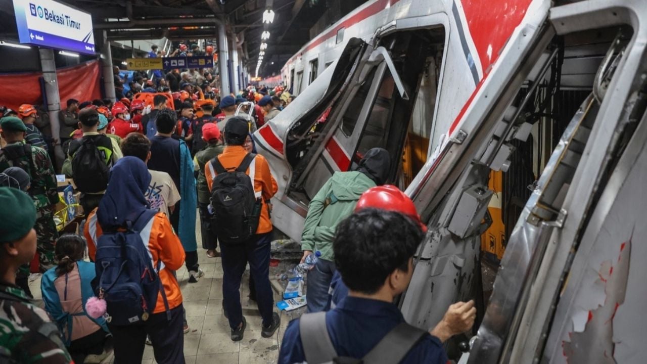 Siete muertos por colisión de trenes en las afueras de Yakarta