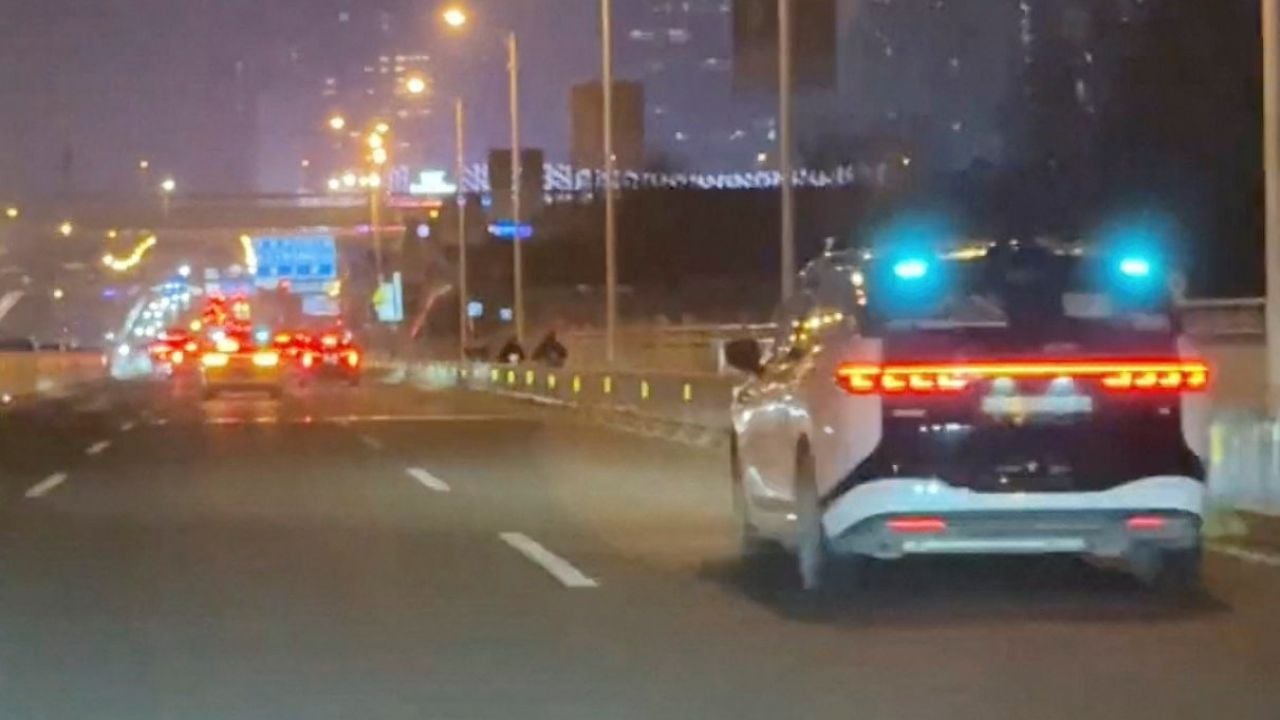 Suspenden licencias para vehículos autónomos en Beijing tras detención de "robotaxis"
