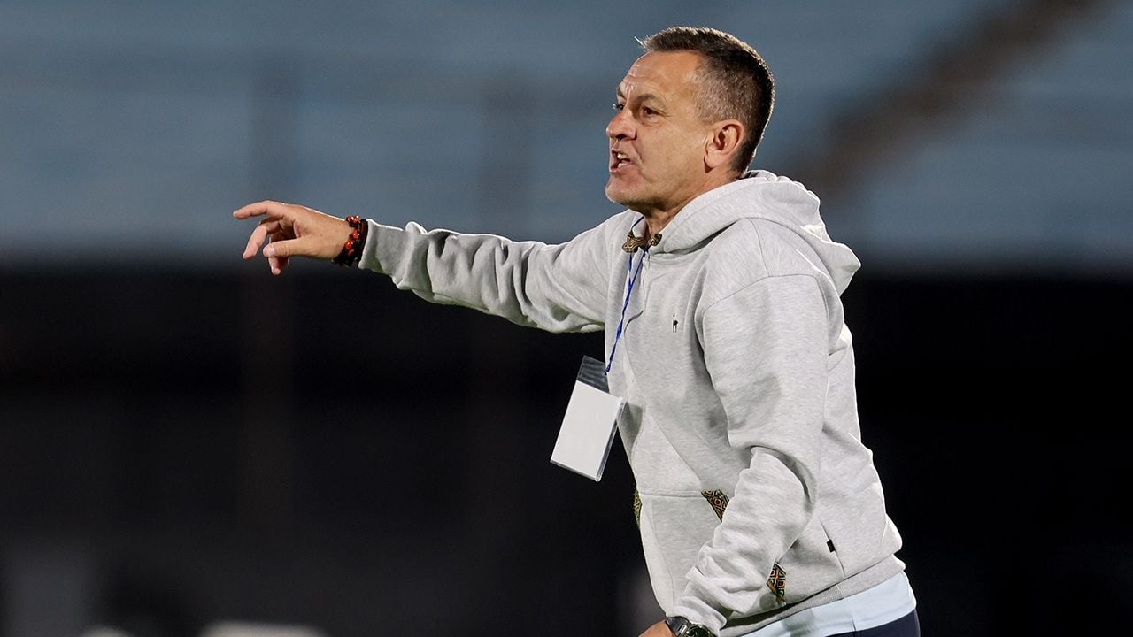 Técnico arremete contra periodistas en conferencia: "Nunca jugaron fútbol"