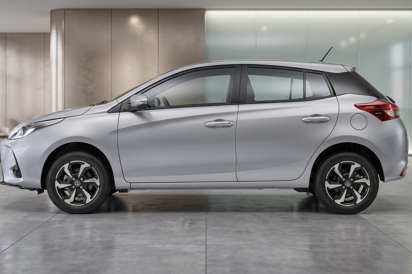 Toyota Yaris: vehículo eficiente con motor japonés y autonomía de 807 km.