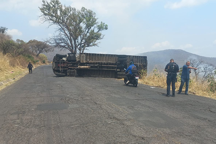 Transportista herido tras volcadura de camión en Tangamandapio, Michoacán