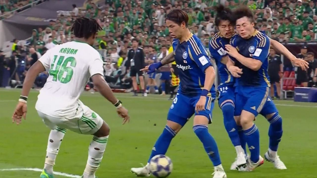 Tres futbolistas japoneses chocan y fallan una jugada espectacular