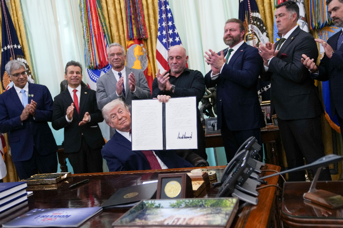 Trump firma decreto para investigar el uso de LSD en Florida