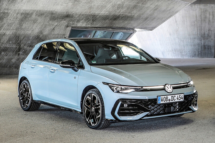 Volkswagen presenta el Golf Hybrid fabricado en México, inspirado en modelos Toyota.