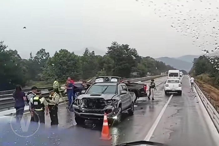 Accidente entre camionetas en la autopista Siglo XXI, Michoacán