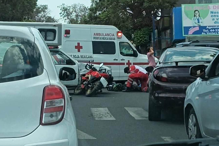 Accidente entre moto y camioneta en Calzada Ventura Puente deja un herido
