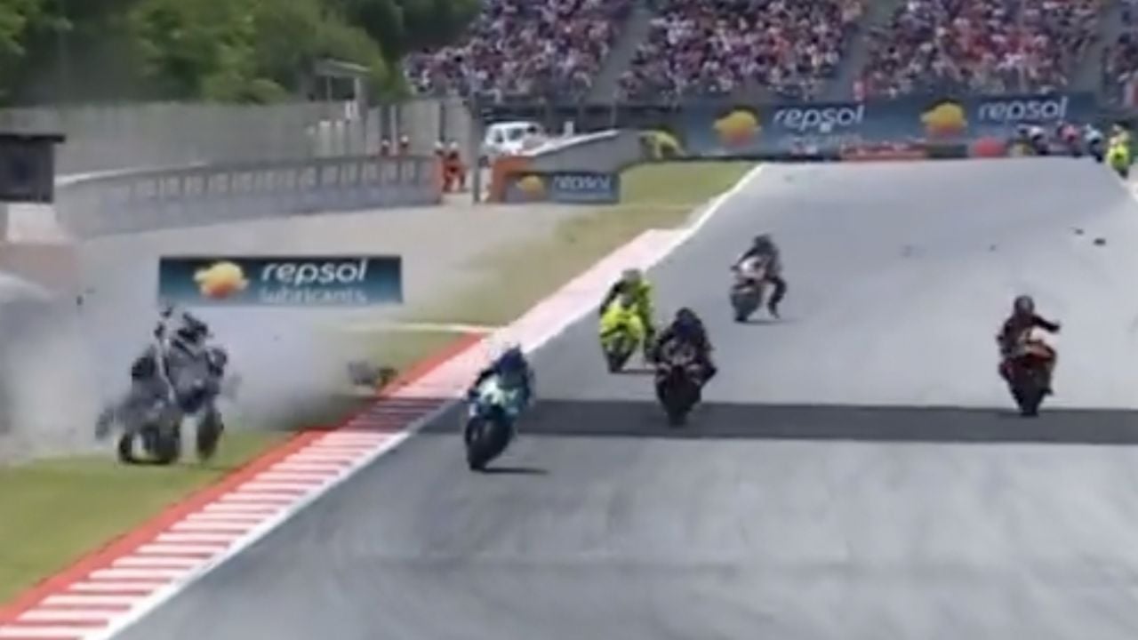 Accidente impactante en el GP de Cataluña: moto sale volando y causa caídas