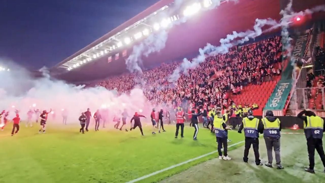 Aficionados invaden el campo y provocan la suspensión del crucial derbi checo