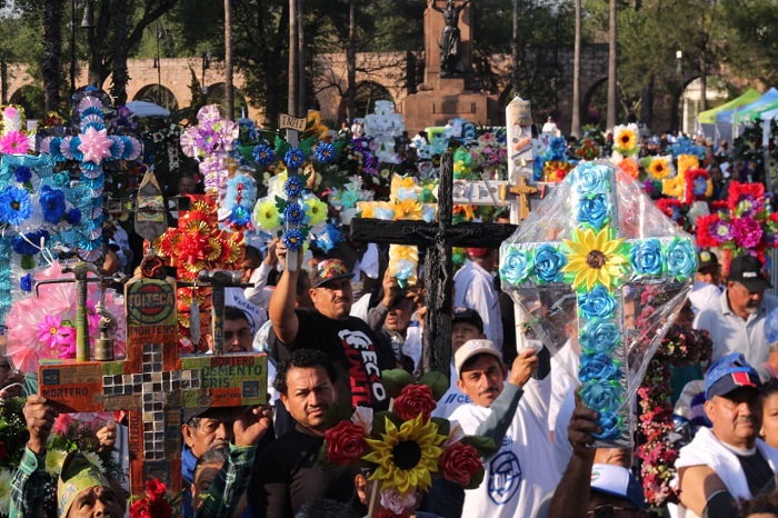 Albañiles de 'Caballito' realizan bendición de cruces en ceremonia tradicional