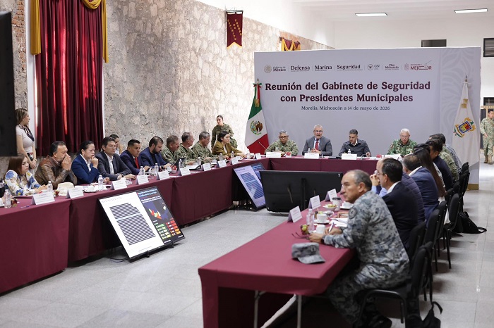 Alcaldes de Michoacán piden respaldo a Harfuch para certificar a policías
